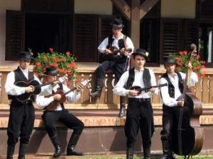 Slavonski tamburaši | A Slavonian tamboura orchestra